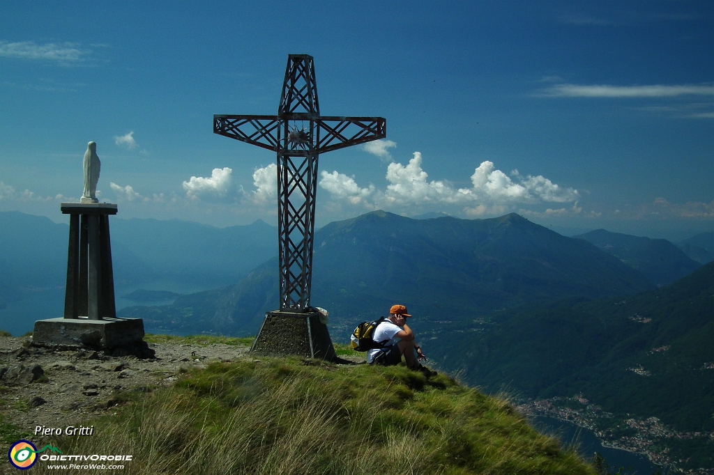 17 Cima del Legnoncino (1711 m.) con vista verso l'Isola Comacina.JPG